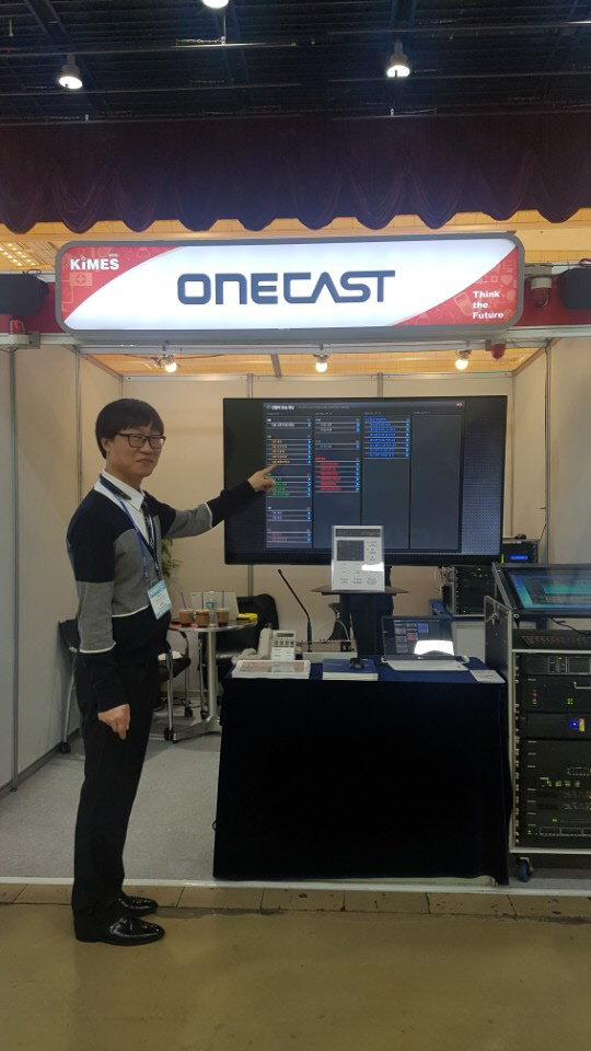 산업용 통합방송 시스템 선도기업 원캐스트(대표 정광재)가 15일 서울 삼성동 코엑스에서 개막한 제34회 국제의료기기 병원설비 전시회에 참가해 병원 CPR(심폐소생술) 방송시스템을 선보였다. 원캐스트 직원이 시스템을 설명하고 있다.